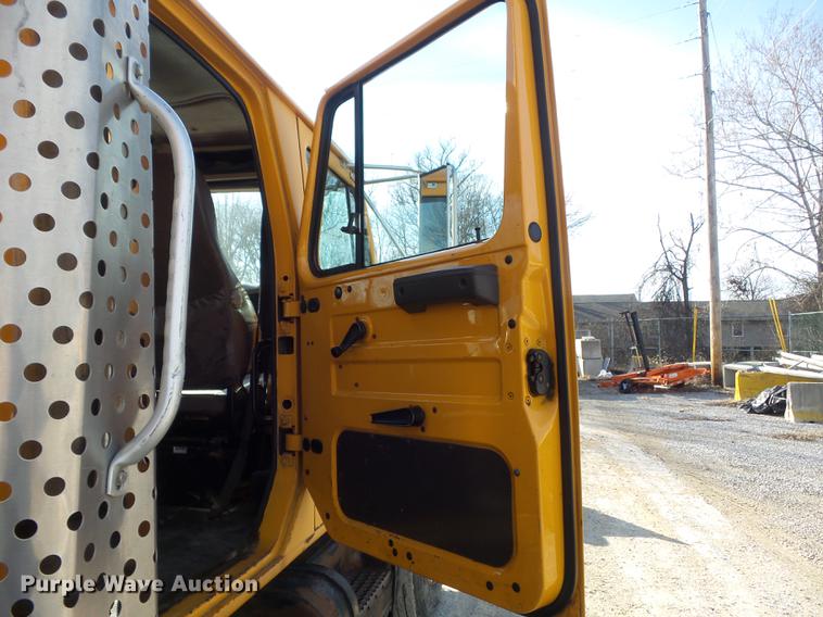 image for item DC7432 2000 International 4900 dump truck