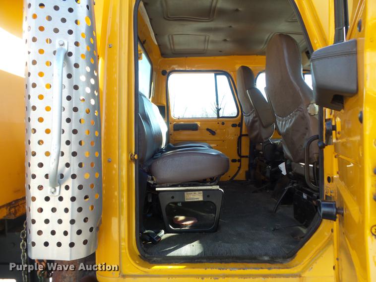 image for item DC7432 2000 International 4900 dump truck