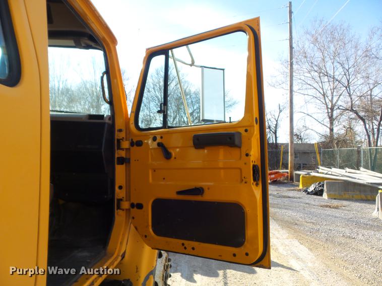 image for item DC7432 2000 International 4900 dump truck