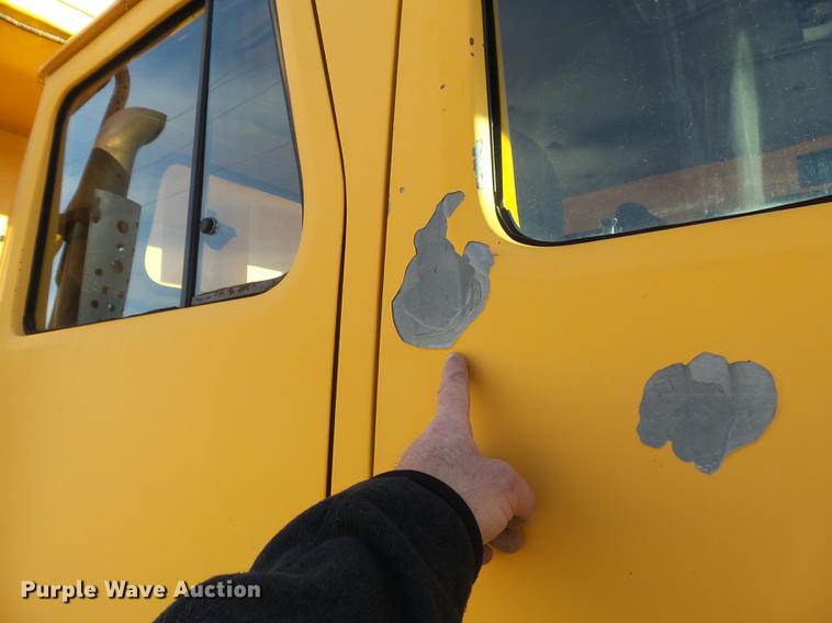 image for item DC7432 2000 International 4900 dump truck