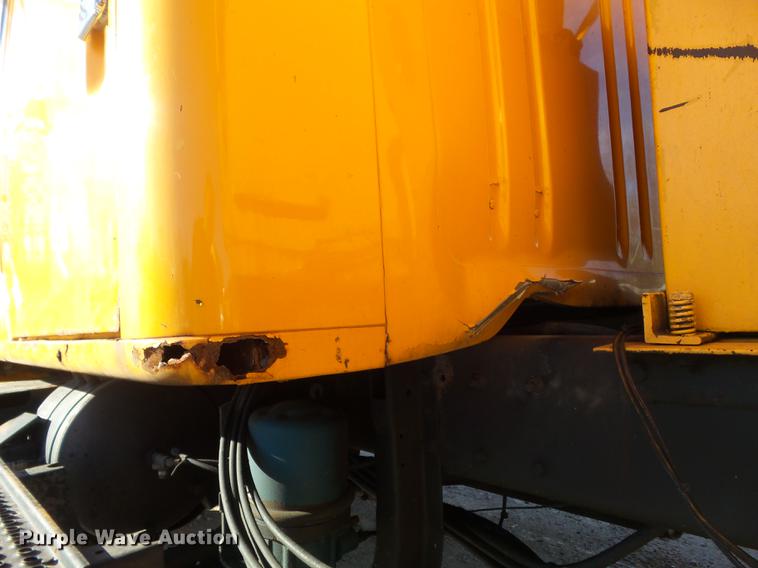 image for item DC7432 2000 International 4900 dump truck