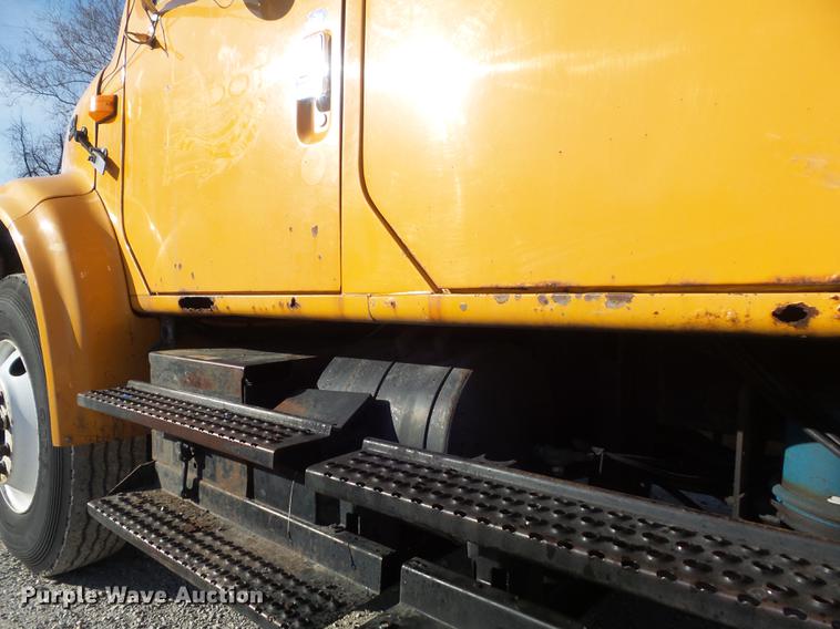 image for item DC7432 2000 International 4900 dump truck