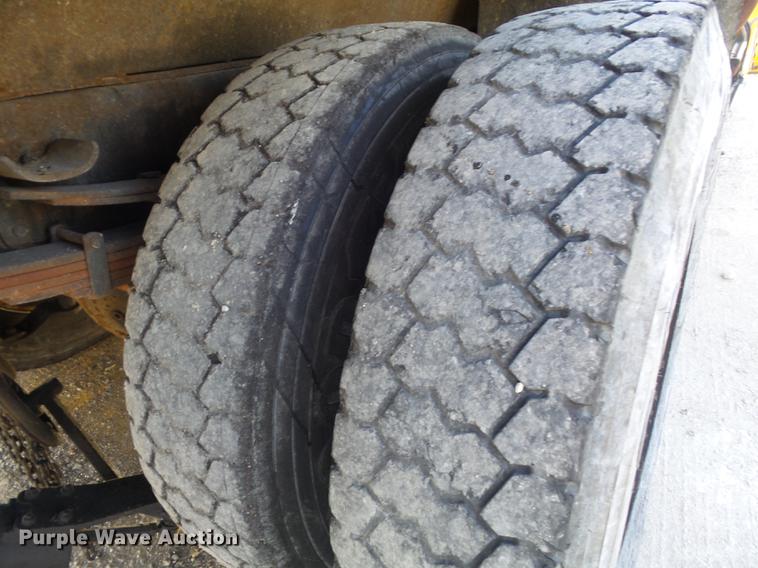 image for item DC7432 2000 International 4900 dump truck