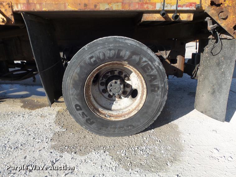 image for item DC7432 2000 International 4900 dump truck