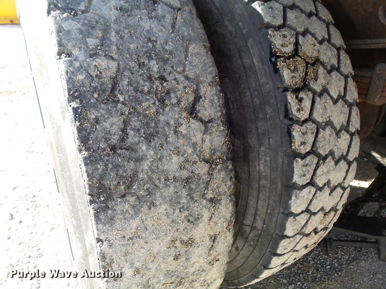 image for item DC7432 2000 International 4900 dump truck