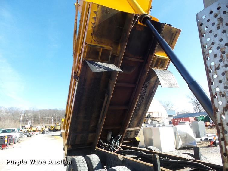 image for item DC7433 2002 International F2554 dump truck