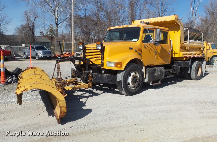image for item DC7435 2002 International 4900 dump truck