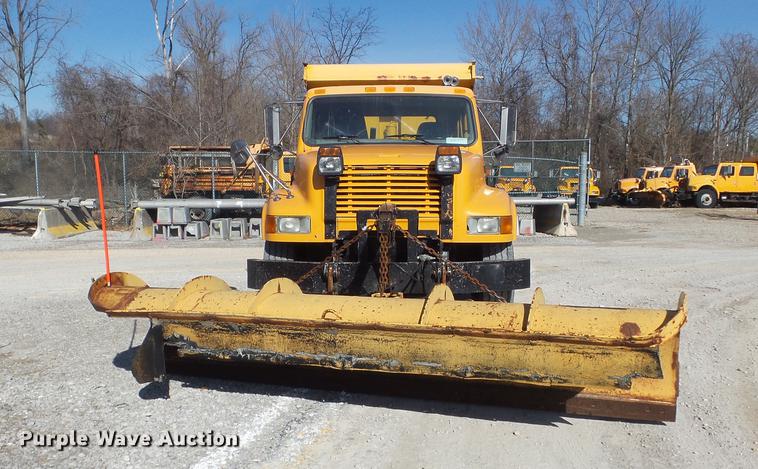 image for item DC7435 2002 International 4900 dump truck