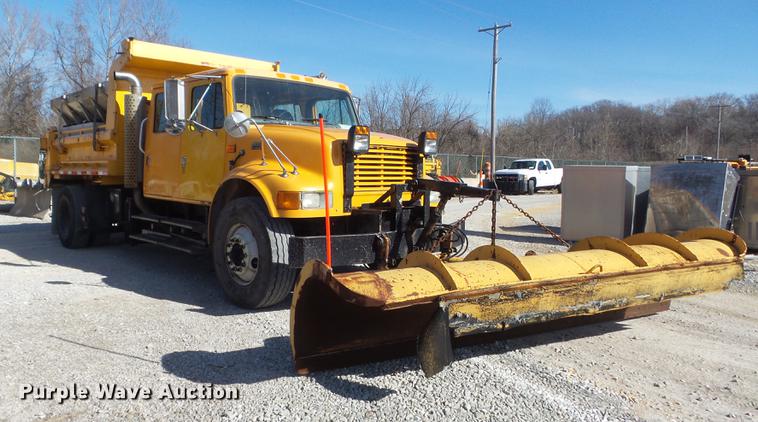 image for item DC7435 2002 International 4900 dump truck