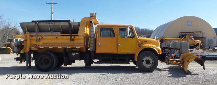 image for item DC7435 2002 International 4900 dump truck