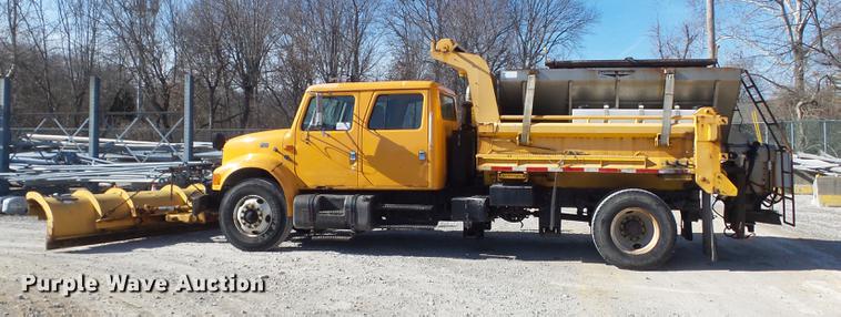 image for item DC7435 2002 International 4900 dump truck