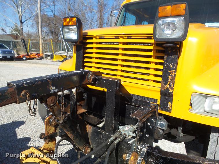 image for item DC7435 2002 International 4900 dump truck