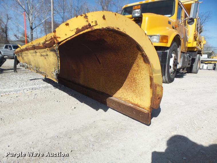 image for item DC7435 2002 International 4900 dump truck