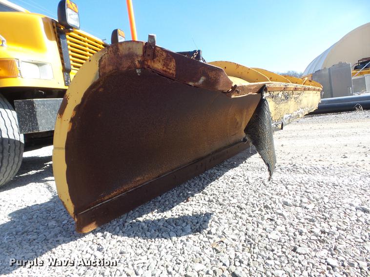 image for item DC7435 2002 International 4900 dump truck