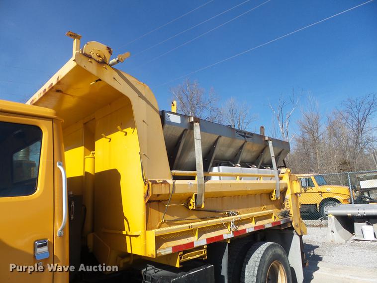 image for item DC7435 2002 International 4900 dump truck