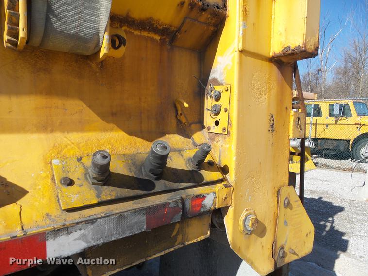 image for item DC7435 2002 International 4900 dump truck