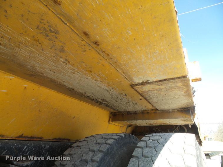 image for item DC7435 2002 International 4900 dump truck