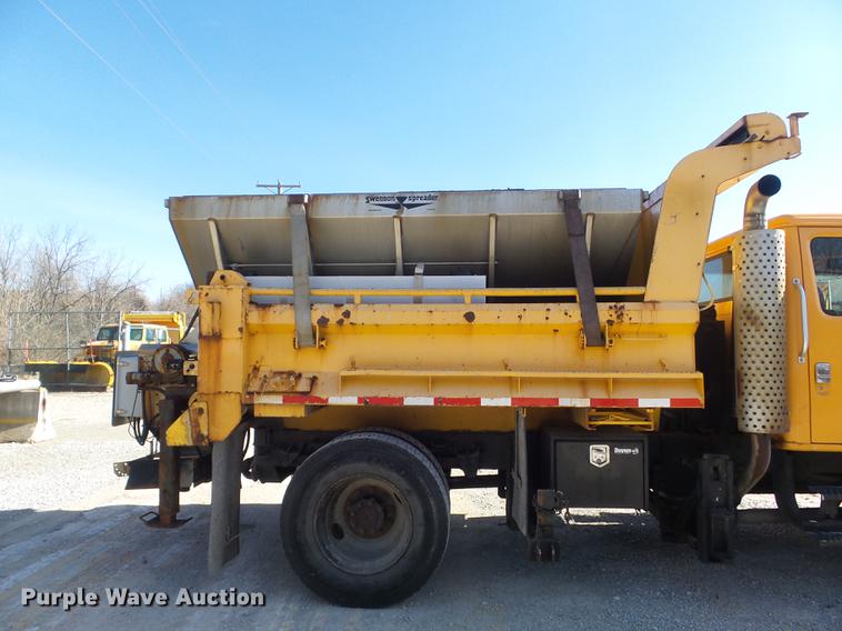 image for item DC7435 2002 International 4900 dump truck