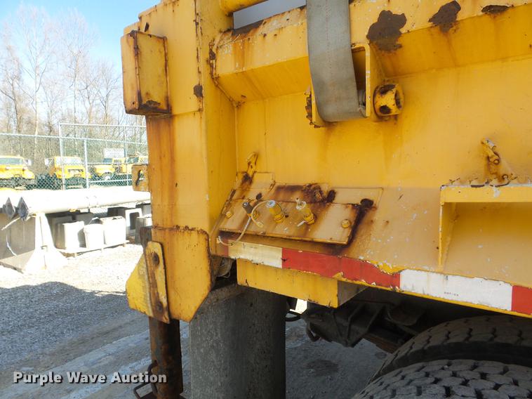 image for item DC7435 2002 International 4900 dump truck