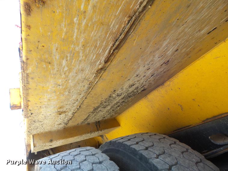 image for item DC7435 2002 International 4900 dump truck