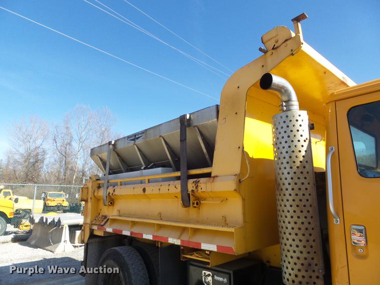 image for item DC7435 2002 International 4900 dump truck