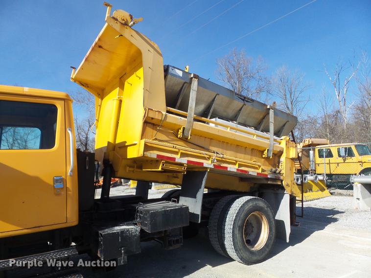 image for item DC7435 2002 International 4900 dump truck