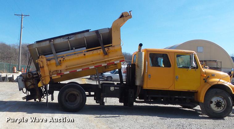 image for item DC7435 2002 International 4900 dump truck
