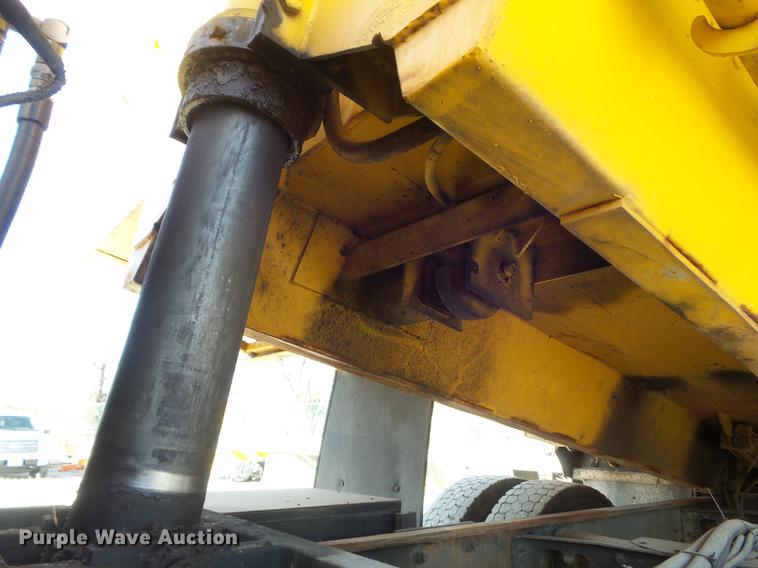 image for item DC7435 2002 International 4900 dump truck