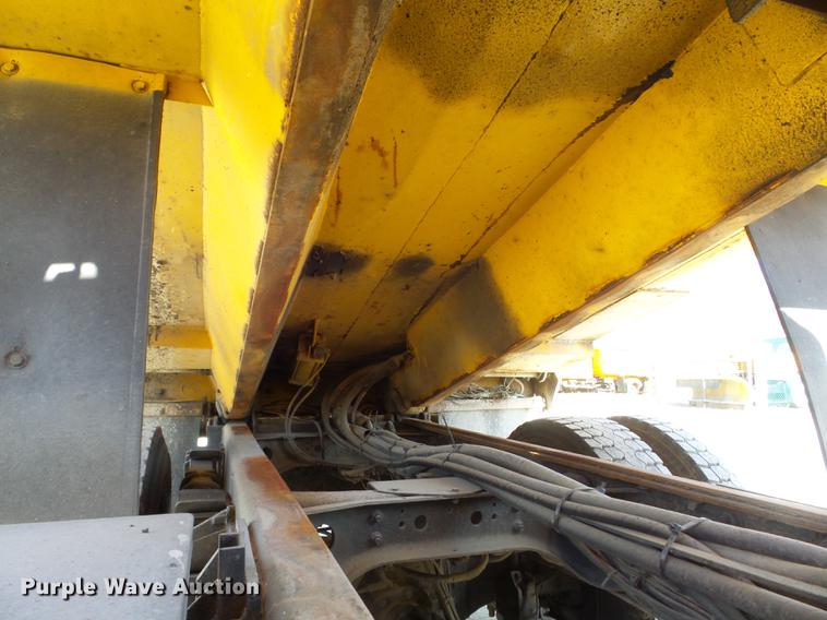 image for item DC7435 2002 International 4900 dump truck