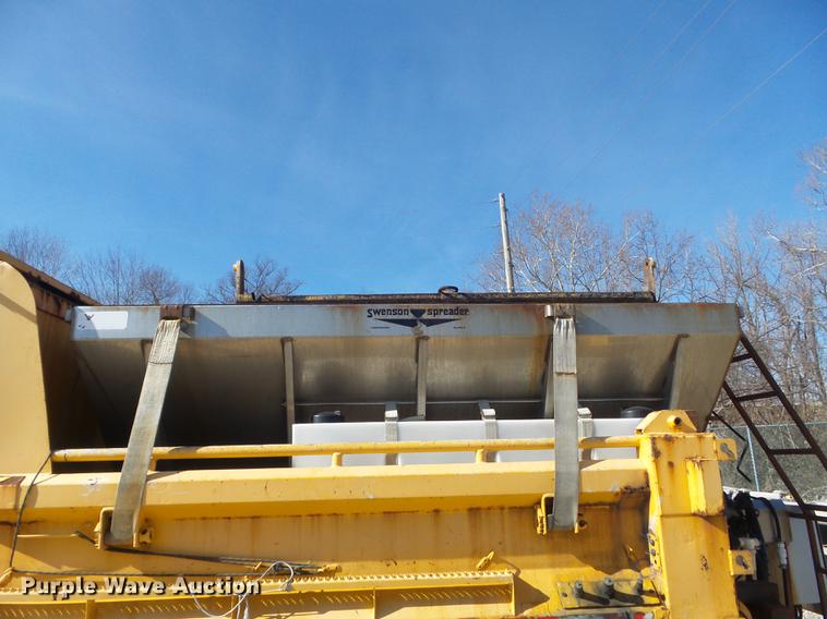 image for item DC7435 2002 International 4900 dump truck