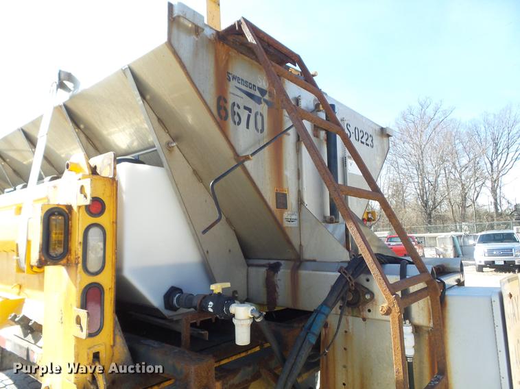 image for item DC7435 2002 International 4900 dump truck