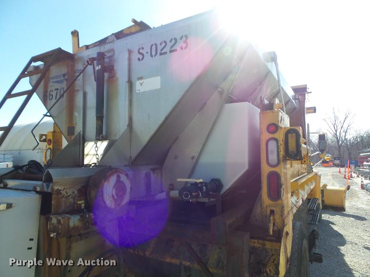 image for item DC7435 2002 International 4900 dump truck