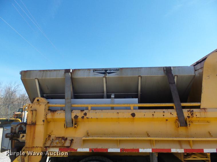 image for item DC7435 2002 International 4900 dump truck