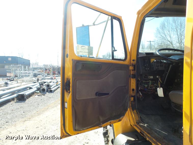 image for item DC7435 2002 International 4900 dump truck