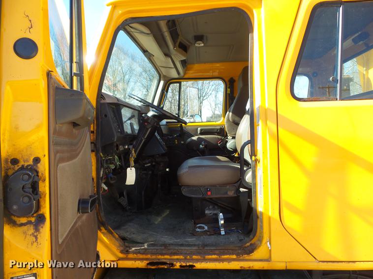 image for item DC7435 2002 International 4900 dump truck