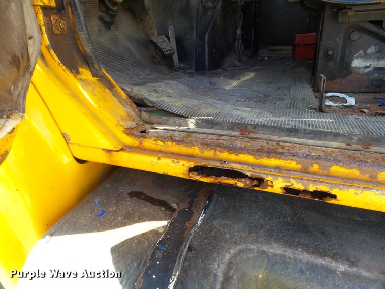 image for item DC7435 2002 International 4900 dump truck