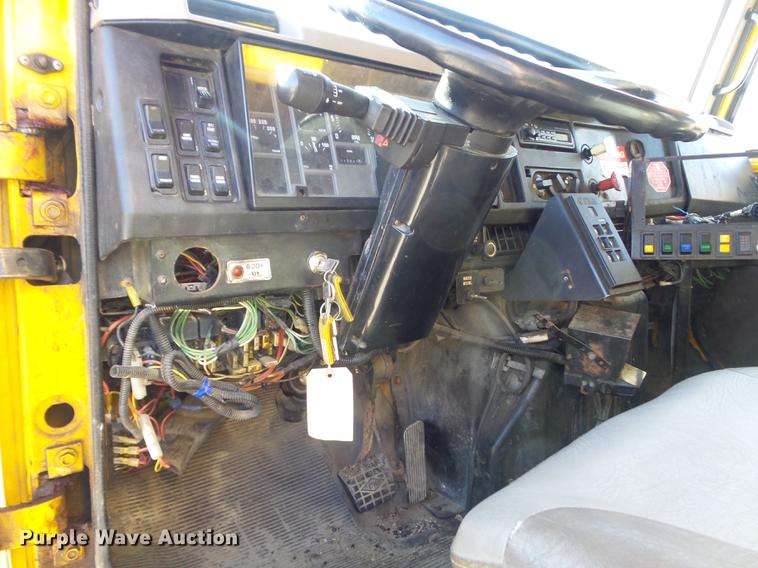 image for item DC7435 2002 International 4900 dump truck