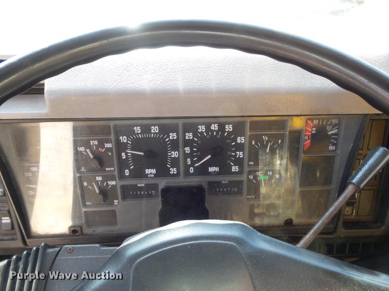 image for item DC7435 2002 International 4900 dump truck