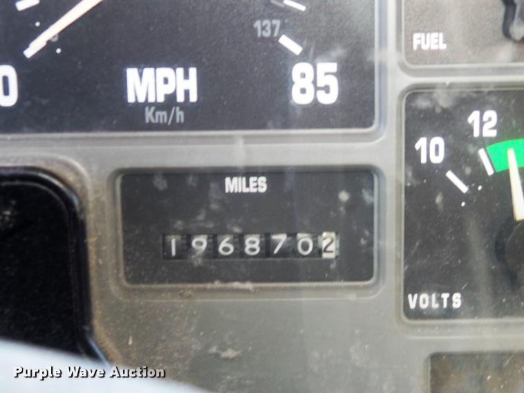 image for item DC7435 2002 International 4900 dump truck