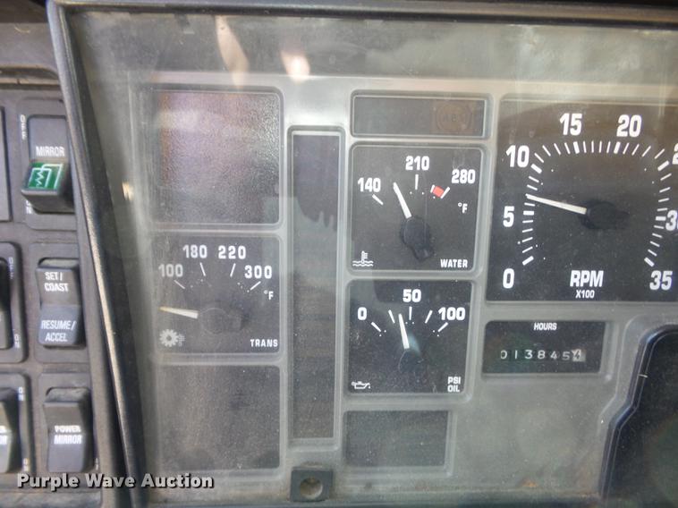 image for item DC7435 2002 International 4900 dump truck