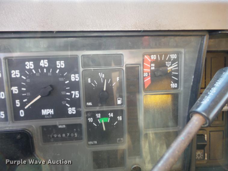 image for item DC7435 2002 International 4900 dump truck