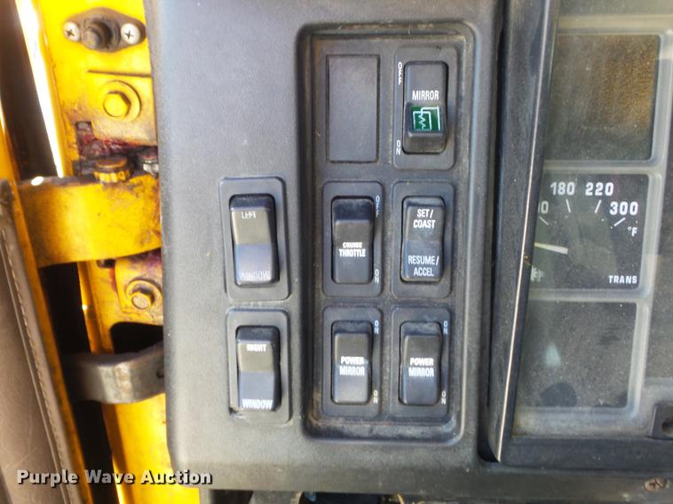 image for item DC7435 2002 International 4900 dump truck