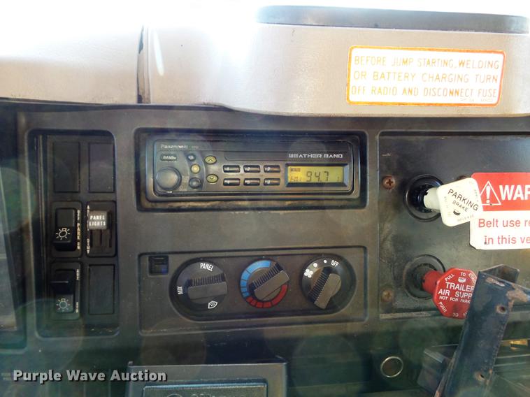 image for item DC7435 2002 International 4900 dump truck