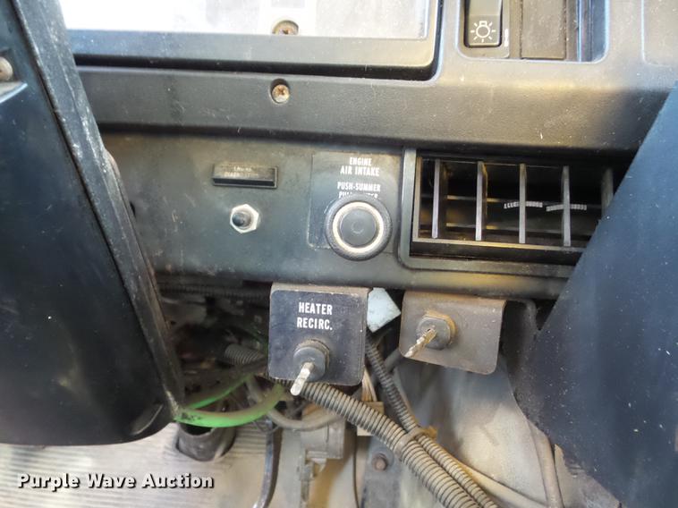 image for item DC7435 2002 International 4900 dump truck