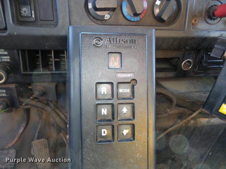 image for item DC7435 2002 International 4900 dump truck