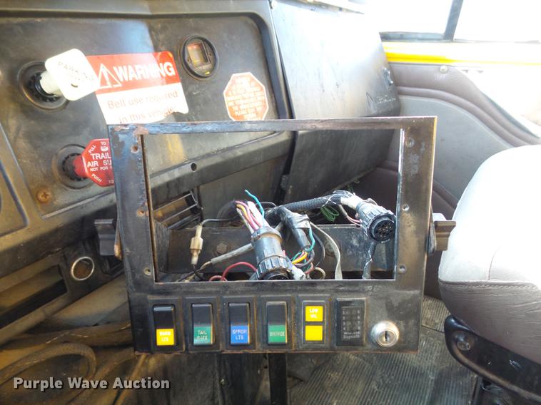 image for item DC7435 2002 International 4900 dump truck