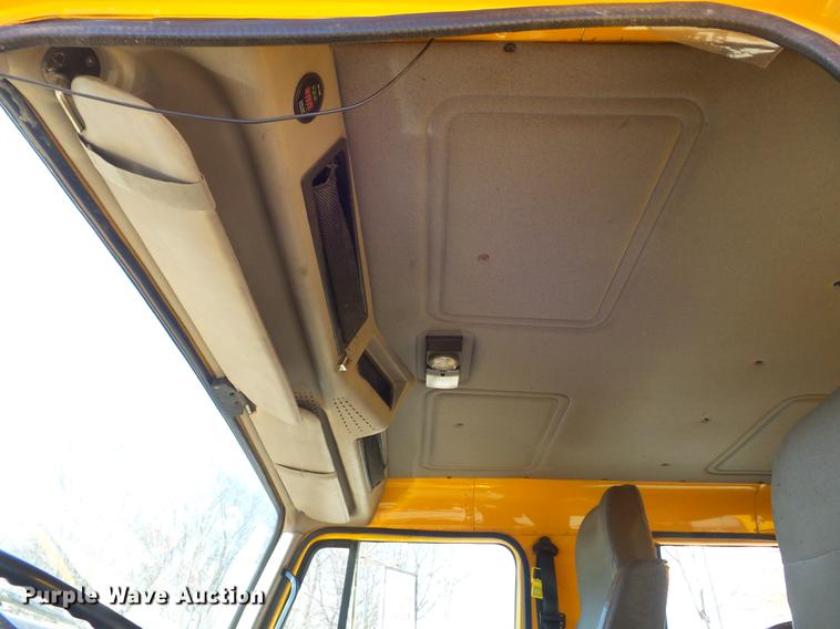 image for item DC7435 2002 International 4900 dump truck