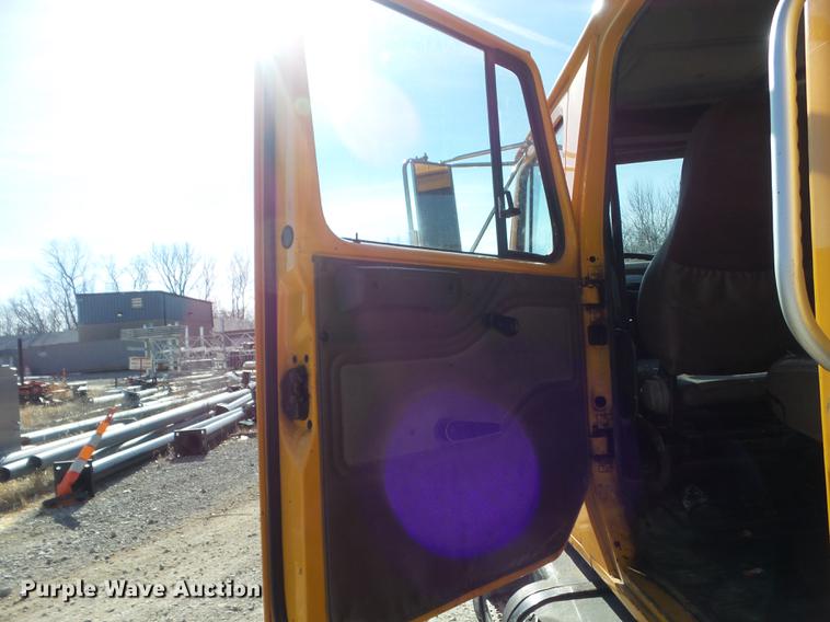 image for item DC7435 2002 International 4900 dump truck