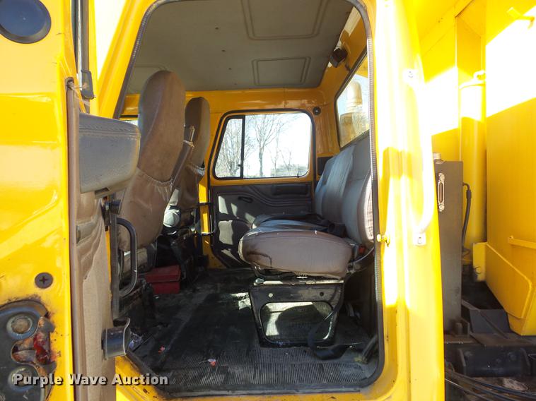 image for item DC7435 2002 International 4900 dump truck