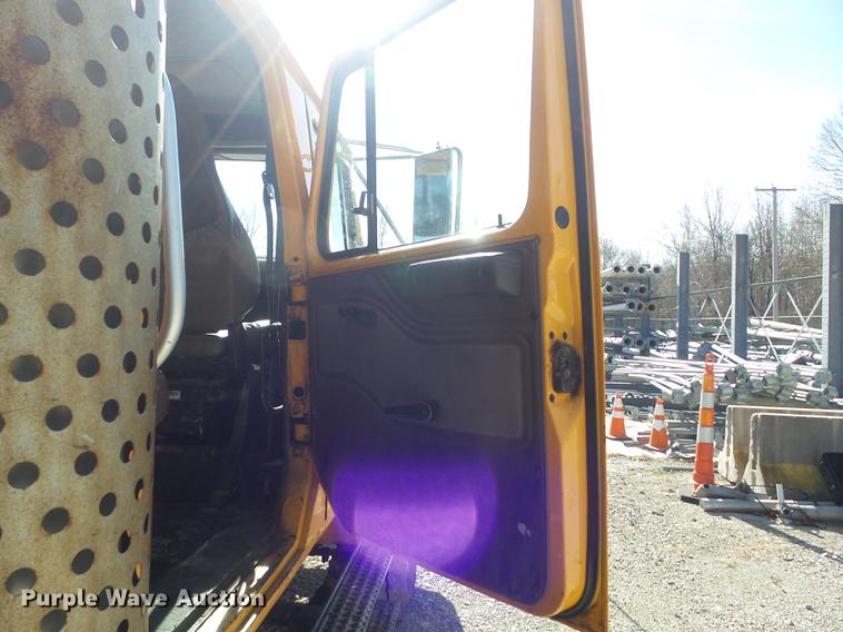 image for item DC7435 2002 International 4900 dump truck